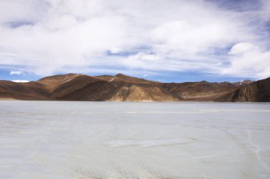 Himalayalar ve Pangong Tso yüksek gra ile manzara