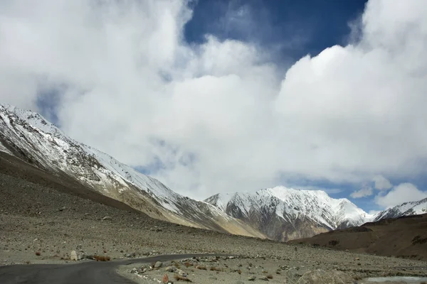 Ver paisaje con montañas del Himalaya y Pangong Tso high gra — Foto de Stock