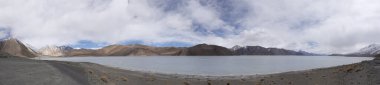 Himalayalar ve Pangong Tso yüksek gra ile manzara