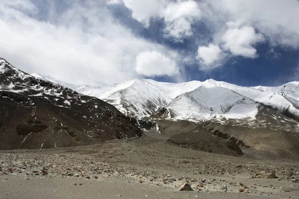 Landschaft mit Himalaya-Bergen und zwischen Reisefieber — Stockfoto