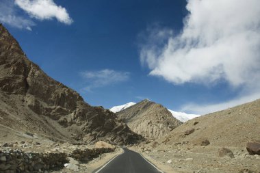 Himalayalar ve yolculuk arasında Pang Dağları ile manzarayı görüntüle