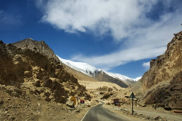 Ver paisagem com montanhas do Himalaia e entre a viagem Pang — Fotografia de Stock