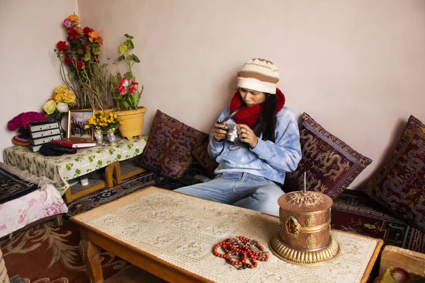 Viajero tailandés mujer viaje visita y sentado relajarse esperar comida para — Foto de Stock