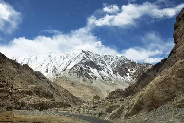 Ver paisaje con montañas del Himalaya y entre el viaje Pang — Foto de Stock