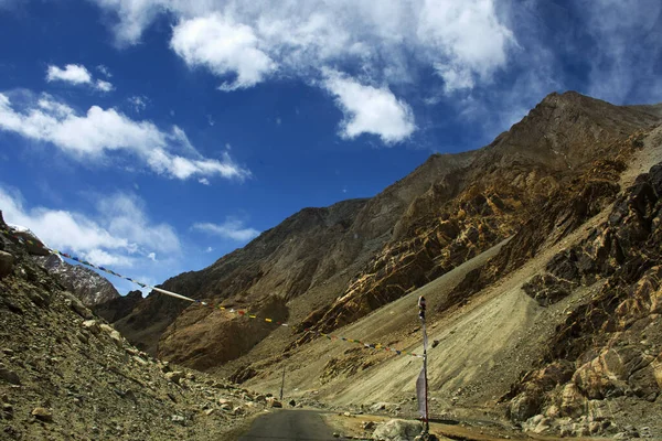 Ver paisagem com montanhas do Himalaia e entre a viagem Pang — Fotografia de Stock