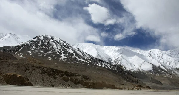 View landscape with Himalayas mountains and between journey Pang — Stock Photo, Image