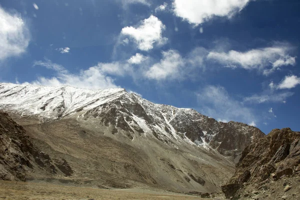 Ver paisaje con montañas del Himalaya y entre el viaje Pang — Foto de Stock