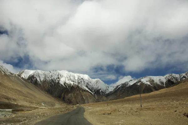 View landscape with Himalayas mountains and between journey Pang — Stock Photo, Image