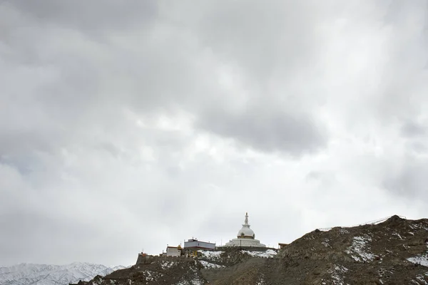Προβολή τοπίου και Shanti Stupa στην κορυφή ενός λόφου στο Chanspa για tibe — Φωτογραφία Αρχείου