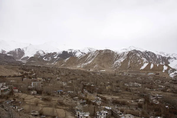 View landscape and cityscape of Leh Ladakh Village with high mou — Stock Photo, Image