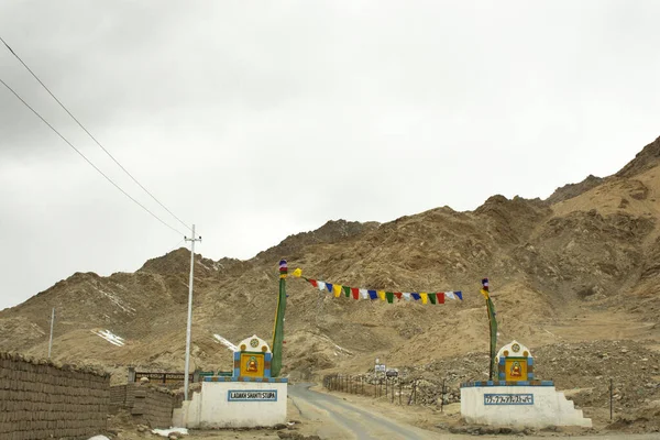 Kapu a tibeti embereknek és a külföldi utazóknak Shan bejáratához — Stock Fotó