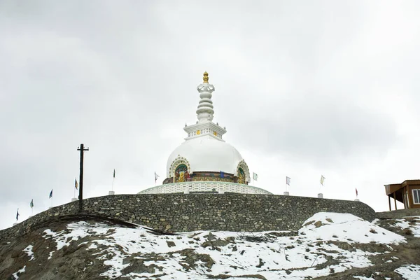 Shanti Stupa在Chanspa的山顶上为tibetan人和Trav人准备的 — 图库照片