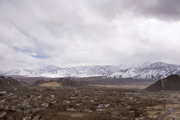 Panorama paesaggistico e paesaggistico di Leh Ladakh Village con alto mou — Foto Stock