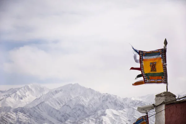 Bandeira de oração para bênção no ponto de vista de Shanti Stupa em um monte — Fotografia de Stock