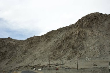 Hintlilerin Srina 'da araba sürdüğü yol kenarındaki manzaraya bak.