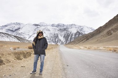 Seyahat eden Taylandlı kadınlar ziyaret eder ve fotoğraf çektirirler.