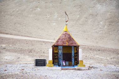 İnsanlar için küçük bir Tibet türbesi ziyareti ve duaya saygı 