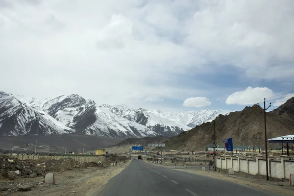 Vista paesaggio accanto alla strada con gli indiani guidare auto su Srina — Foto Stock