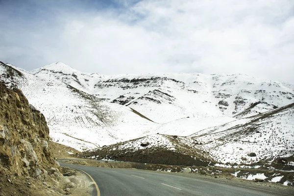 Ver paisaje al lado de la carretera con la gente india conducir coche en Srina — Foto de Stock