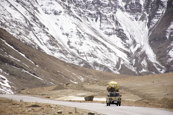 Conductores indios o tibetanos conduciendo furgonetas en Leh Manali y Sr. — Foto de Stock