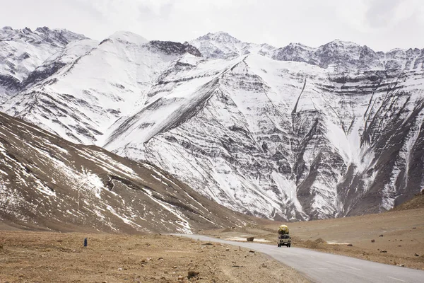 Indian or tibetan driver people driving van on Leh Manali and Sr — Stock Photo, Image
