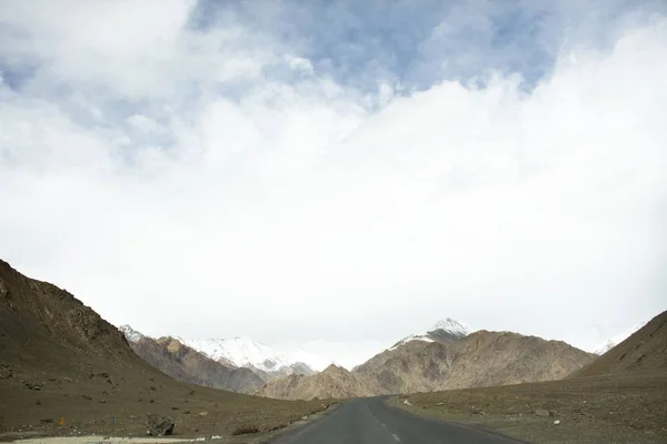 Вид на пейзаж у дороги с индийцами за рулем автомобиля на Шрине — стоковое фото
