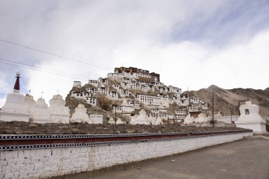 Thiksey Manastırı ya da Thikse Gompa Thiksey vi 'deki bir tepenin üstünde