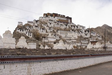 Thiksey Manastırı ya da Thikse Gompa Thiksey vi 'deki bir tepenin üstünde