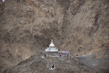 Manzarayı ve Shanti Stupa 'yı Chanspa' da bir tepede tibe için görüntüle