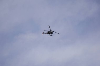 Leh Ladakh köyünde uçan Hintli askerin helikopteri.