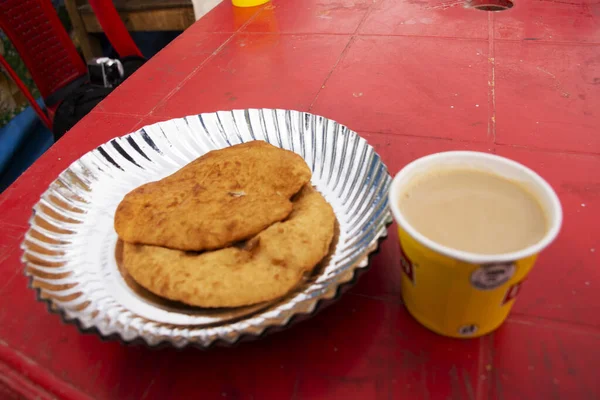 La comida local de estilo indio y tibetano sirve para que los peregrinos coman en — Foto de Stock