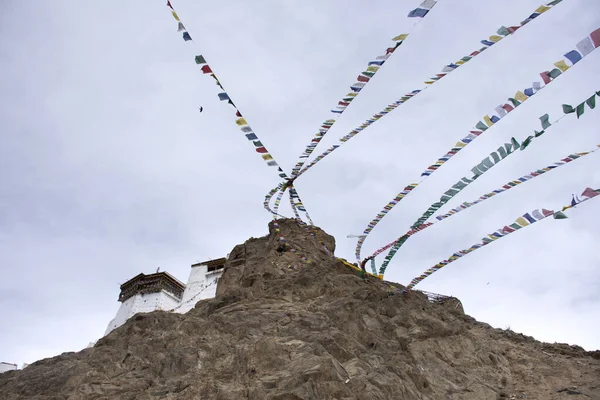 Indiai és tibeti kötött ima és áldás zászlók hegyén Th — Stock Fotó