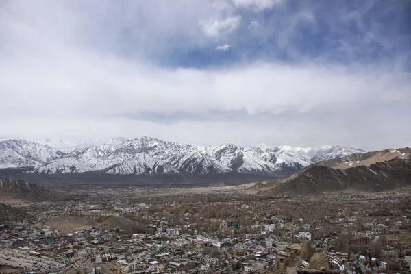 Ansicht Landschaft und Stadtbild von leh ladakh Dorf mit hohen mou — Stockfoto