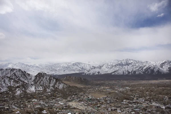 Uitzicht landschap en stadsgezicht van Leh Ladakh Village met hoge mou — Stockfoto
