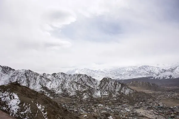 Uitzicht landschap en stadsgezicht van Leh Ladakh Village met hoge mou — Stockfoto