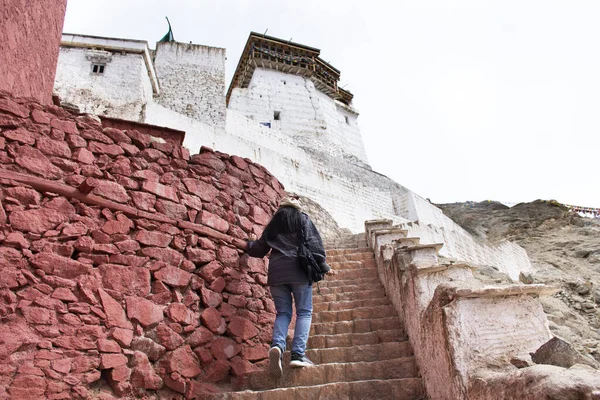 Voyageurs thai women people travel visit and walking on stairs o — Photo