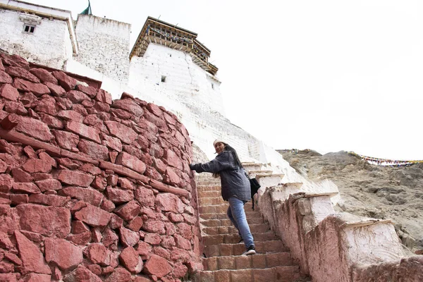 Travelers thai women people travel visit and walking on stairs o — Stock Photo, Image