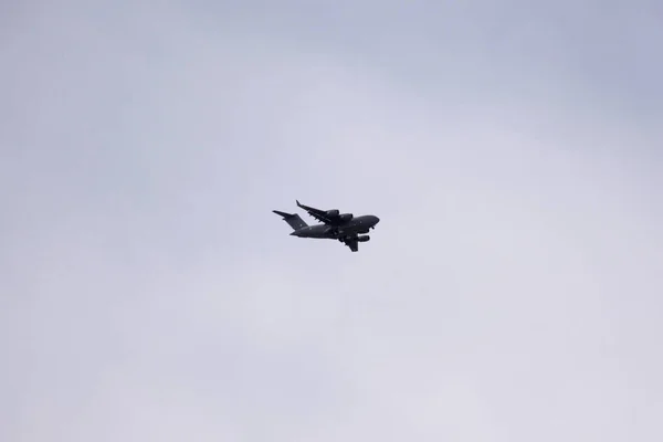 Jumbo avião de soldado indiano voando no céu de Leh Ladakh villag — Fotografia de Stock