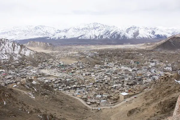 View landscape and cityscape of Leh Ladakh Village with high mou — Stock Photo, Image