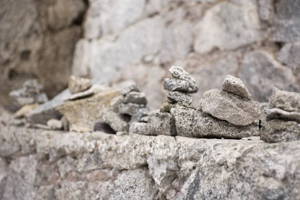 Путешественники строят каменные башни в монастыре Тиксей и На — стоковое фото