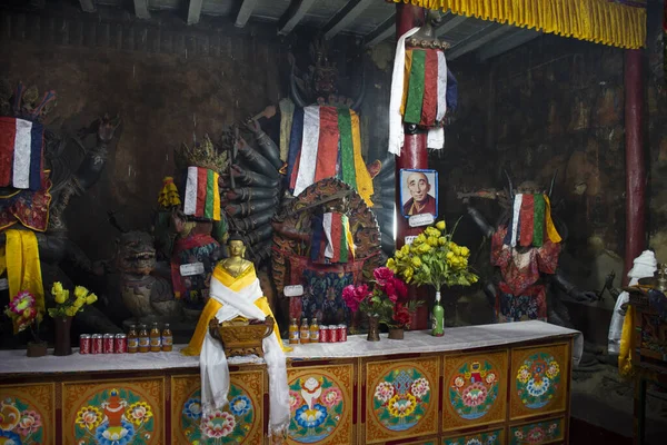 İçerisi ve içerisi Tsemo Maitreya Tapınağı veya Namgyal Tsemo