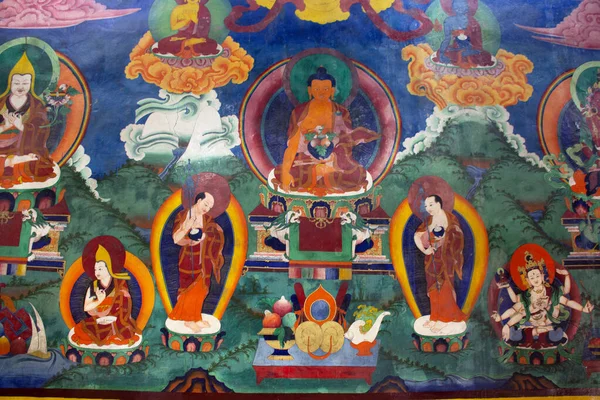 Внутри и внутри храма Цемо Майтрея или Намгьял Цемо Мо — стоковое фото