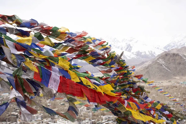 Hintli ve Tibetli Th dağına dua ve kutsanmış bayraklar bağladılar — Stok fotoğraf