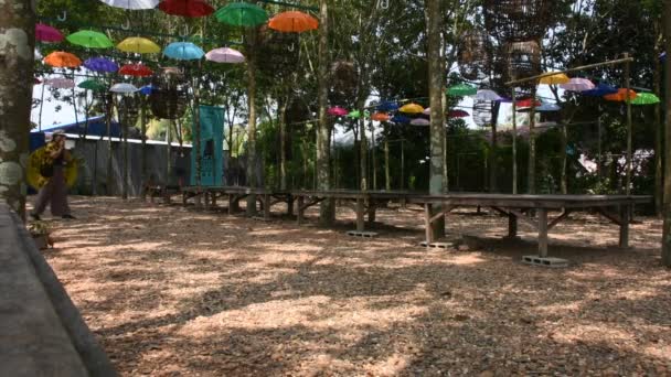 タイのブエンカン 10月3 旅行者のための庭の屋外での動きカラフルな傘は タイのブエンカンで10月の3 2019でソーファイサイ市のライフコミュニティ博物館で旅行を訪問します — ストック動画