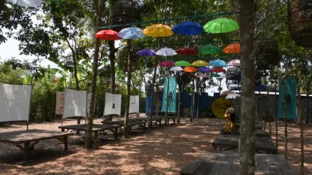 Bueng Kan Tayland Ekim Gezginler Için Bahçedeki Hareketli Renkli Şemsiye — Stok video