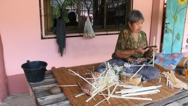 Bueng Kan Tailandia Octubre Mujeres Ancianas Tailandesas Hechas Trabajando Bambú — Vídeo de stock