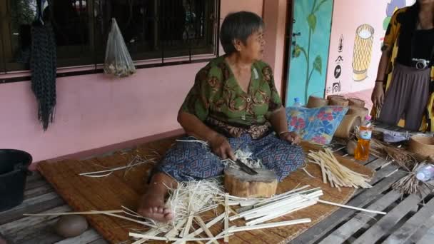 Bueng Kan Tailandia Octubre Mujeres Ancianas Tailandesas Hechas Trabajando Bambú — Vídeo de stock