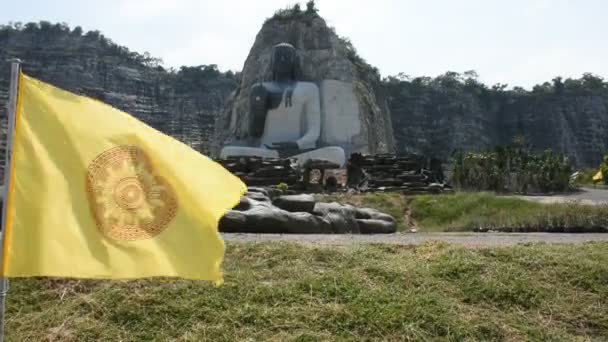 タイ王国スパンブリー県 10月28日 タイ王国の人々のためのワット ティアムの石崖の上に大きな仏像が彫刻されています 10月28日にタイ王国のスパンブリで訪問し Thong市で祈りを尊重します — ストック動画