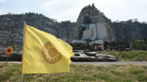 泰国Suphan Buri 10月28日 在泰国乌同市的Wat Khao Tham Thiam石崖上雕刻一个巨大的佛像 供泰国人于2019年10月28日在泰国Suphanburi观光和祈祷 — 图库视频影像