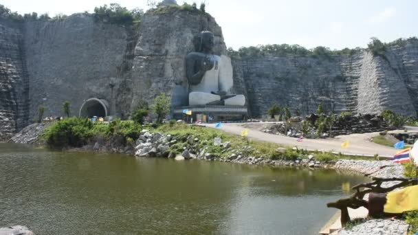 Suphan Buri Thailand Oktober Große Buddha Gravur Auf Steinklippe Des — Stockvideo